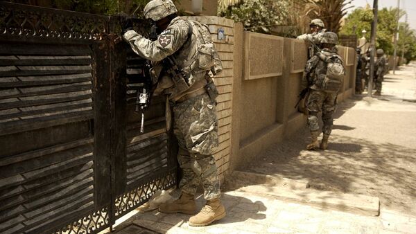 U.S. Army Soldiers look into the courtyard of a house. Iraq - Sputnik International