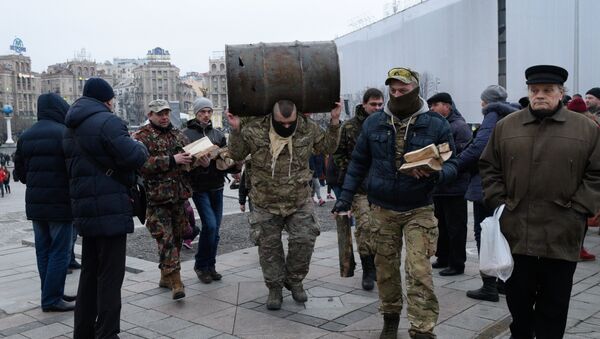 Participants of the People's Veche (Assembly) of radicals carry barrels and wood to make fire on Indepence Square in Kiev - Sputnik International