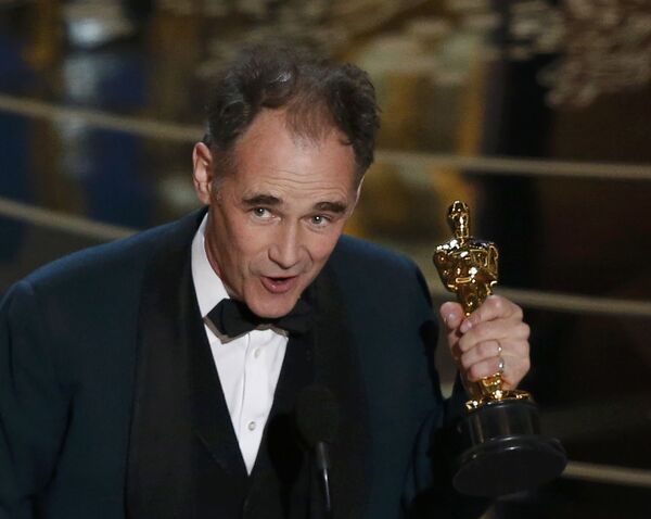 Mark Rylance accepts the Oscar for Best Supporting Actor for the movie Bridge of Spies at the 88th Academy Awards in Hollywood, California February 28, 2016. Mark Rylance accepts the Oscar for Best Supporting Actor for the movie Bridge of Spies at the 88th Academy Awards in Hollywood, California February 28, 2016. - Sputnik International