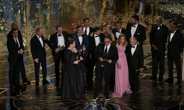 Producer Michael Sugar accepts the Oscar for Best Picture for his film Spotlight with his fellow producers and cast at the 88th Academy Awards in Hollywood Producer Michael Sugar accepts the Oscar for Best Picture for his film Spotlight with his fellow producers and cast at the 88th Academy Awards in Hollywood - Sputnik International
