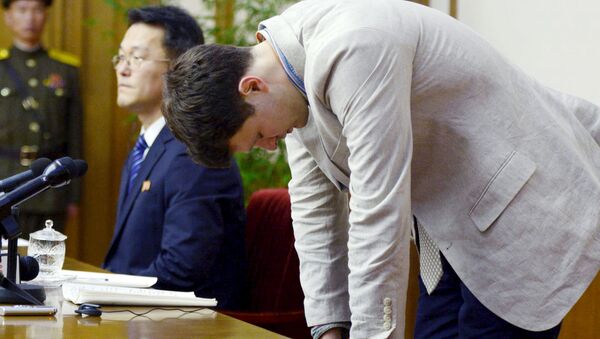 Otto Frederick Warmbier (R), a University of Virginia student who has been detained in North Korea since early January, bows during a new conference in Pyongyang, North Korea, in this photo released by Kyodo February 29, 2016 - Sputnik International