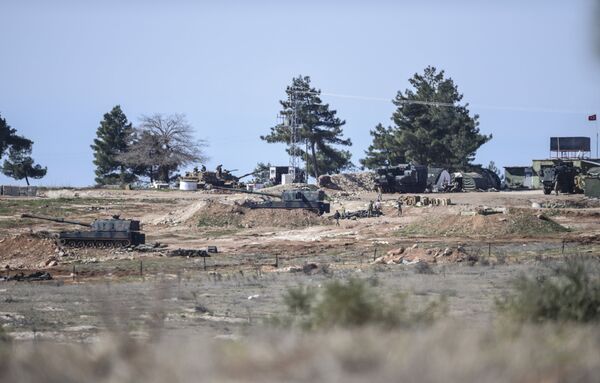 A Turkish army position is seen near the Oncupinar crossing gate close to the town of Kilis, south central Turkey, close to the Syria border, on February 16, 2016 - Sputnik International