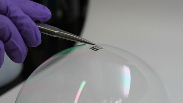 The MIT team has achieved the thinnest and lightest complete solar cells ever made, they say. To demonstrate just how thin and lightweight the cells are, the researchers draped a working cell on top of a soap bubble, without popping the bubble - Sputnik International