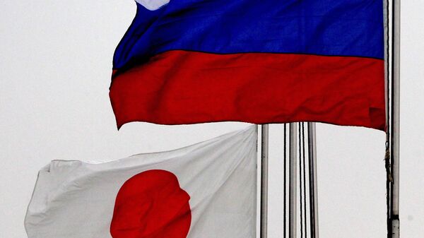 Russian (right) and Japanese national flags - Sputnik International