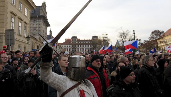 A man dressed as a medieval knight holds a sword during an anti-migrant rally in front of the Prague Castle in Prague, Czech Republic, February 6, 2016 - Sputnik International