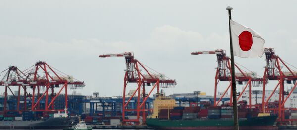 A Japanese national flag is seen in the foreground as international freighters are docked in Tokyo port on June 8, 2015 - Sputnik International