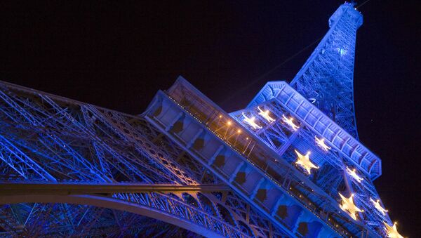 The Eiffel Tower decorated with the stars composing the EU flag. - Sputnik International