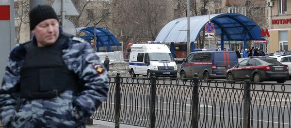 A Russian police officer stands at the site where a woman suspected of murdering a young child was detained, near Oktyabrskoye Pole metro station in Moscow, Russia, February 29, 2016. - Sputnik International