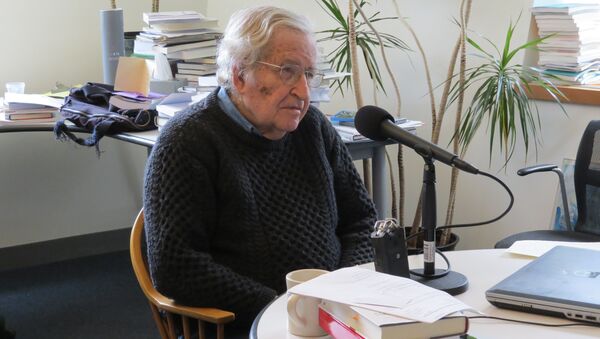 Professor Noam Chomsky speaking to Radio Sputnik's Brian Becker - Sputnik International