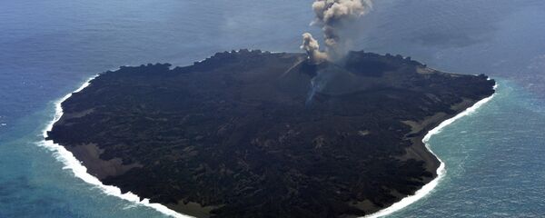 This handout picture taken by Japan Coast Guard on March 25, 2015 shows the newly created Nishinoshima island at the Ogasawara island chain, 1,000 kilometres south of Tokyo - Sputnik International