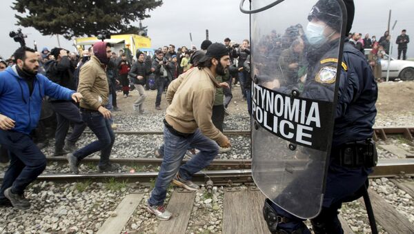 Stranded refugees and migrants try to break a Greek police cordon in order to approach the border fence at the Greek-Macedonian border, near the Greek village of Idomeni, February 29, 2016. - Sputnik International