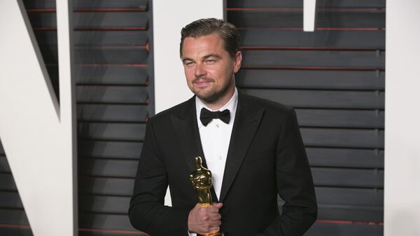 US actor Leonardo DiCaprio poses with his Best Actor award as he arrives to the 2016 Vanity Fair Oscar Party in Beverly Hills, California on February 28, 2016 - Sputnik International