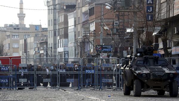 People stand behind the security barriers at one of the entrance of Sur district, which is partially under curfew, in the Kurdish-dominated southeastern city of Diyarbakir, Turkey February 26, 2016 - Sputnik International