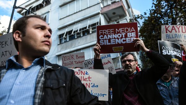 Turkish protesters hold placards outside the headquarters of Bugun newspaper and Kanalturk television station during a demonstration in Istanbul against the Turkish government's crackdown on media outlets (file photo) - Sputnik International