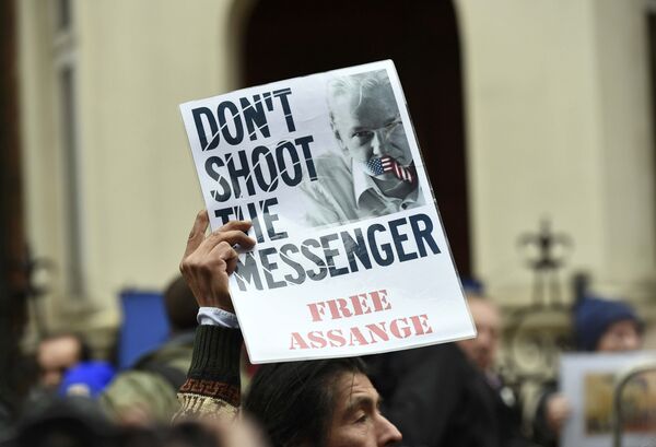 A supporter holds up a poster of WikiLeaks founder Julian Assange outside the Ecuadorian embassy in central London, Britain February 5, 2016. A supporter holds up a poster of WikiLeaks founder Julian Assange outside the Ecuadorian embassy in central London, Britain February 5, 2016. - Sputnik International
