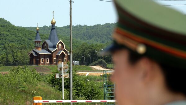 A Chinese border guard stands watch at a border crossing with Russia at the Chinese border town of Suifenhe, northeastern Heilongjiang province. (File) - Sputnik International