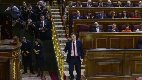 Leader of Spanish Socialist Party (PSOE) Pedro Sanchez (C) descends the stairs before speaking at Las Cortes in Madrid on March 1, 2016 during a parliamentary debate to vote him through as prime minister and allow the country to finally get a government. - Sputnik International