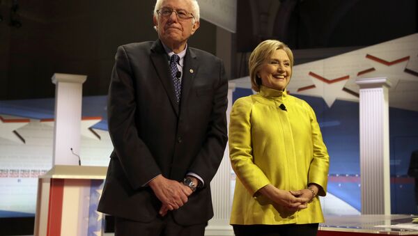Democratic presidential candidates Sen. Bernie Sanders and Hillary Clinton - Sputnik International