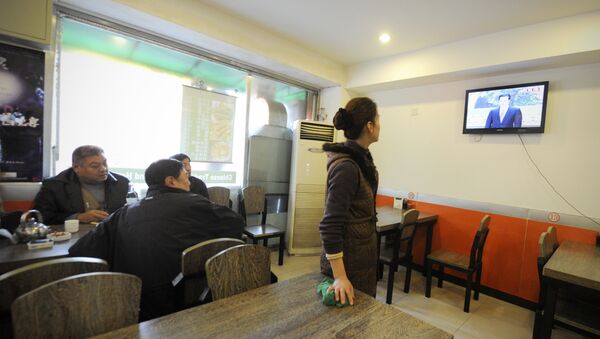 Chinese people watch a live TV at a restaurant - Sputnik International