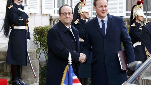 French President Francois Hollande (L) shakes hands with Britain's Prime Minister David Cameron as they arrive to attend a Franco-British summit in Amiens, northern France, March 3, 2016. - Sputnik International