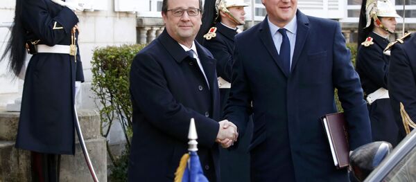 French President Francois Hollande (L) shakes hands with Britain's Prime Minister David Cameron as they arrive to attend a Franco-British summit in Amiens, northern France, March 3, 2016. - Sputnik International