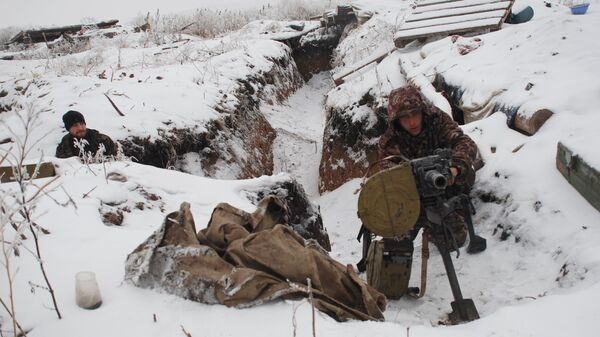 DPR militiamen on demarcation line - Sputnik International