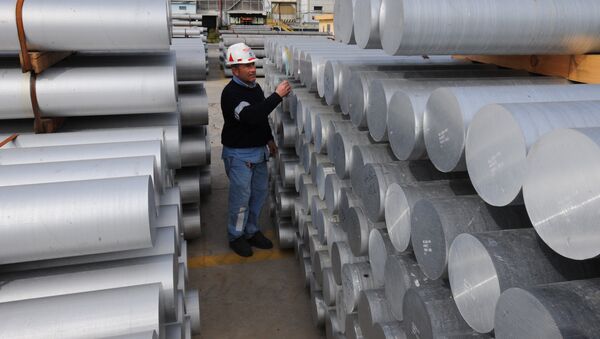 Aworker checks aluminium bars on February 15, 2010 at the US aluminium company Alcoa's plant in Portovesme. (File) - Sputnik International