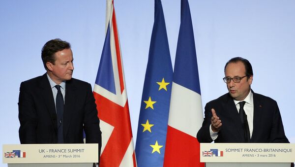 French President, Francois Hollande, right, and British Prime Minister David Cameron attend a press conference after a meeting in Amiens, northern France, Thursday, March 3, 2016. - Sputnik International