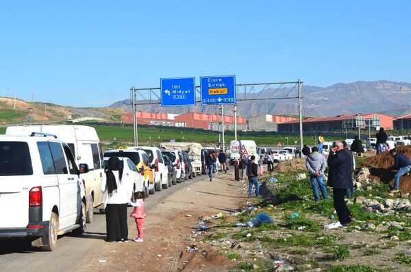 Due to bolstered security measures and strict police control, giant traffic jams occurred on the roads leading to Cizre. The curfew will operate from 7:30 p.m. to 5:00 a.m. until a new warning is issued. Due to bolstered security measures and strict police control, giant traffic jams occurred on the roads leading to Cizre. The curfew will operate from 7:30 p.m. to 5:00 a.m. until a new warning is issued. - Sputnik International