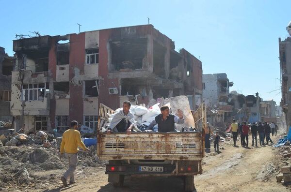 In some buildings, there is still some property which has not been destroyed. Residents are moving it to other buildings. In some buildings, there is still some property which has not been destroyed. Residents are moving it to other buildings. - Sputnik International