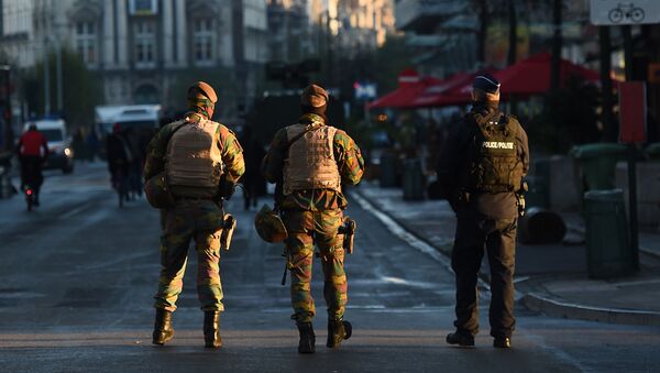 Two Belgian soldiers and a policeman patrol in Brussels. (File) - Sputnik International