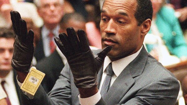 O.J. Simpson holds up his hands before the jury after putting on a new pair of gloves similar to the infamous bloody gloves during his double-murder trial in Los Angeles. - Sputnik International