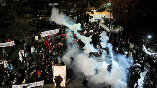 Riot police use tear gas to disperse protesting employees and supporters of Zaman newspaper at the courtyard of the newspaper's office in Istanbul, Turkey, late March 4, 2016 - Sputnik International