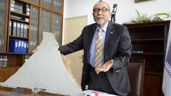 The head of Mozambique's Civil Aviation Institute, Comandante Joao Abreu, shows a piece of debris found on a beach that could be from a missing Malaysia Airlines flight MH370, in Maputo, March 3, 2016 - Sputnik International