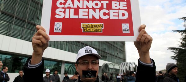 Employees of Zaman newspaper gather at the courtyard of the newspaper during a protest in Istanbul, Turkey March 4, 2016 - Sputnik International