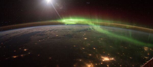 NASA astronaut Scott Kelly took this majestic image of the Earth at night highlighting the green and red hues of an Aurora - Sputnik International