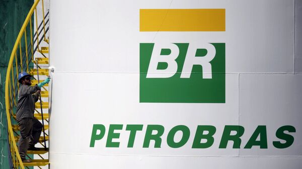 A worker paints a tank of Brazil's state-run Petrobras oil company in Brasilia, Brazil in this September 30, 2015 file photo - Sputnik International