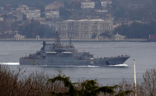 The Russian Navy's landing ship Alexander Otrakovsky sails in the Bosphorus, on its way to the Mediterranean Sea, in Istanbul, Turkey February 18, 2016 - Sputnik International