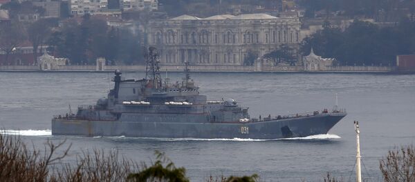 The Russian Navy's landing ship Alexander Otrakovsky sails in the Bosphorus, on its way to the Mediterranean Sea, in Istanbul, Turkey February 18, 2016 - Sputnik International