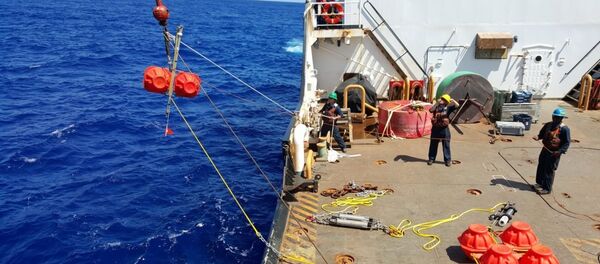 Hauling up hydrophone during the Challenger Deep mission in 2015 - Sputnik International
