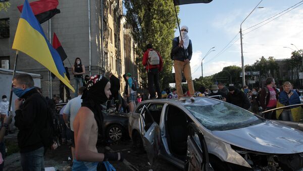 Ukrainian protesters destroy cars near the Russian Embassy during a rally in Kiev, Ukraine, Saturday, June 14, 2014 - Sputnik International
