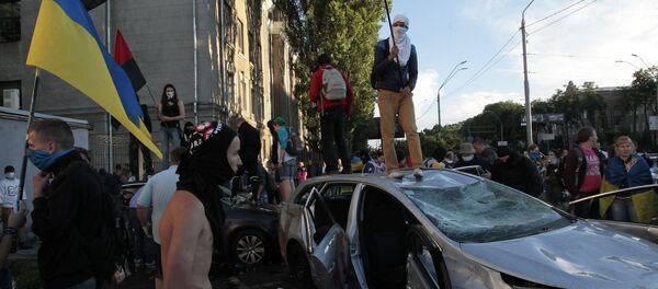 Ukrainian protesters destroy cars near the Russian Embassy during a rally in Kiev, Ukraine, Saturday, June 14, 2014 - Sputnik International