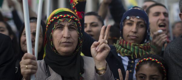 Protesters gesture the peace sign during a demonstration in Trafalgar Square in London on November 1, 2014 in a show of solidarity with Kurdish resistance to Islamic State Protesters gesture the peace sign during a demonstration in Trafalgar Square in London on November 1, 2014 in a show of solidarity with Kurdish resistance to Islamic State - Sputnik International