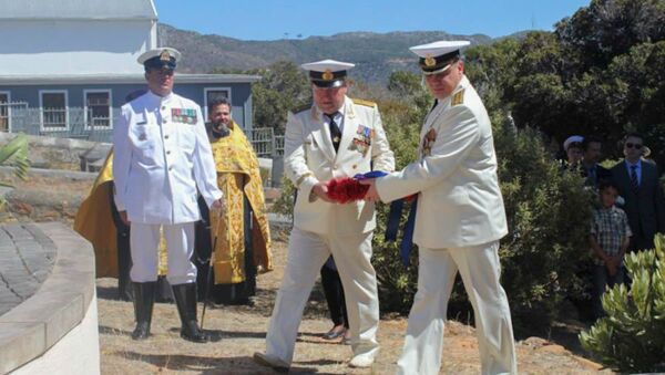 Navy Research Ship Crew Lays Flowers at Russian Sailors Tomb in South Africa - Sputnik International