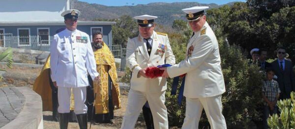 Navy Research Ship Crew Lays Flowers at Russian Sailors Tomb in South Africa - Sputnik International
