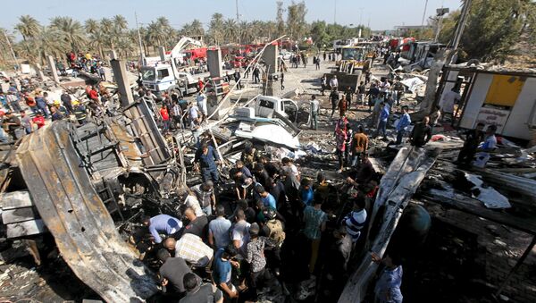 Residents gather at the site of a bomb attack at a checkpoint in the city of Hilla, south of Baghdad, March 6, 2016 - Sputnik International