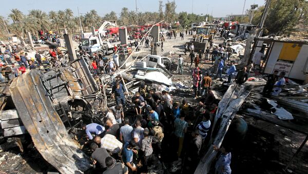 Residents gather at the site of a bomb attack at a checkpoint in the city of Hilla, south of Baghdad, March 6, 2016 - Sputnik International