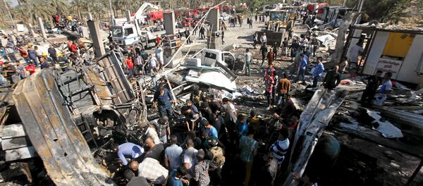 Residents gather at the site of a bomb attack at a checkpoint in the city of Hilla, south of Baghdad, March 6, 2016 - Sputnik International