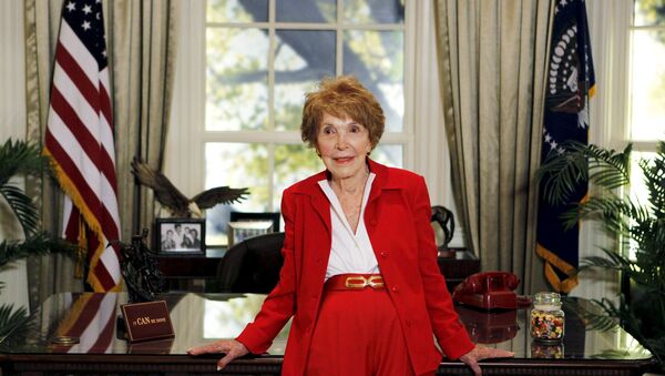 Former U.S. first lady Nancy Reagan waits to greet Republican presidential candidates in a replica of the Oval Office at the Ronald Reagan Presidential Library in Simi Valley, California in this September 7, 2011 file photo - Sputnik International