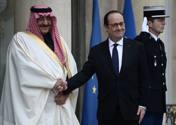 French President Francois Hollande (R) greets Saudi Crown Prince Mohammed bin Nayef upon his arrival for their talks on March 4, 2016 at the Elysee Presidential Palace in Paris. - Sputnik International